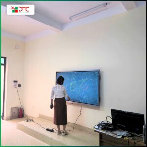 màn hình tương tác dạy học trực tuyến